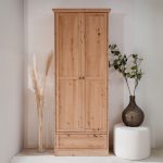 Armadio Timber 40A con 2 ante e 1 cassetto in rovere anticato con pomelli in metallo