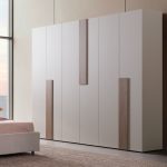 Camera da letto Malena con letto imbottito contenitore e armadio 6 ante in grigio chiaro e vanguard chiaro - immagine 4