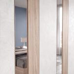Camera da letto Nike con letto contenitore e armadio 6 ante battenti con specchi in noce chiaro e spatolato - immagine 8